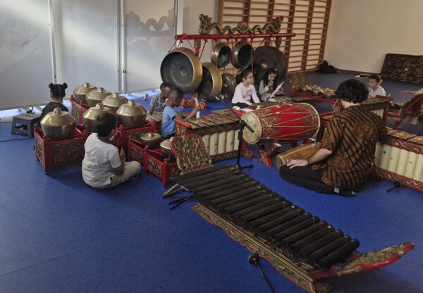 Compagnie Pantcha Indra atelier gamelan avec des enfants