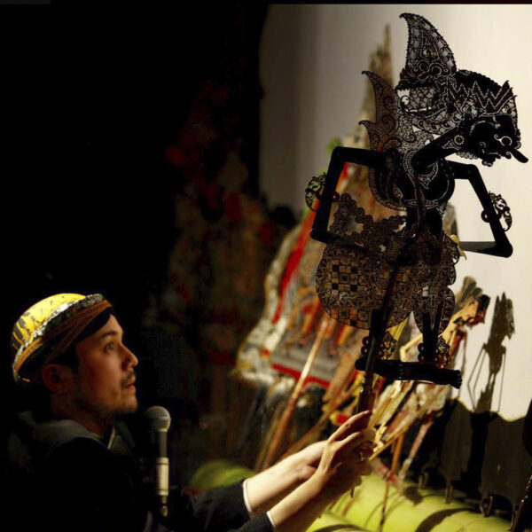 Artiste manipulant les marionettes